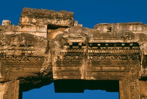 Bacchus tempel, detalje af døroverliggeren, højkejserperiode 27 f.Kr.-395 e.Kr. foto af Roman Imperial Period