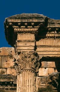Bacchus-templet, detalje af entablaturen, højkejserperiode 27 f.Kr.-395 e.Kr. foto af Roman Imperial Period