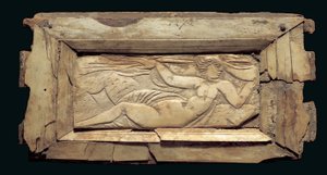 Indrammet plakette med en kvindefigur, fra Egypten, slutningen af 3. til begyndelsen af 4. århundrede e.Kr. (knogle) af Roman Period Egyptian