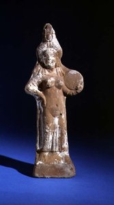 Statuette af gudinden Isis, der holder en tympanon (malet terracotta) af Roman Period Egyptian