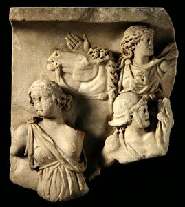 Et fragment af en højreliefskulptur af Roman Roman