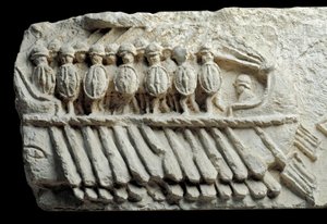 Bireme bærer bevæbnede soldater (Lavrelief) af Roman Roman