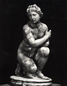 Crouching Venus, kopi af en græsk original fra det 3. århundrede f.Kr. (marmor) (s/h foto) af Roman Roman