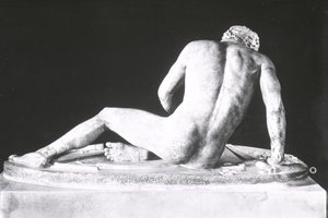 Dying Gaul, kopi af en græsk original fra ca. 230-220 f.Kr. af Epigonos (marmor) (s/h foto) (set bagfra) af Roman Roman