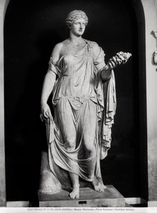 Kvindestatue kaldet Flora Farnese, 2.-3. århundrede e.Kr. (marmor) (s/h-foto) af Roman Roman