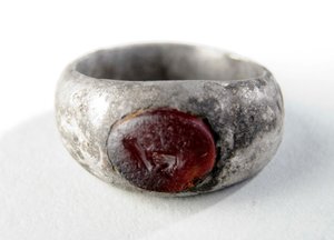 Fingerring med dybtryk (sølv) af Roman Roman