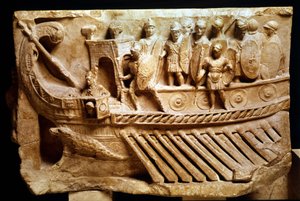 Lavromersk relief forestillende en birem. En krokodille kan ses under stævnen. Vatikanet, Vatikanstaten, pavemonumenter, museer og gallerier. af Roman Roman