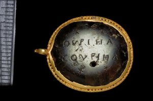Magisk vedhæng, 3. - 4. århundrede e.Kr. (guld og heliotrop) af Roman Roman
