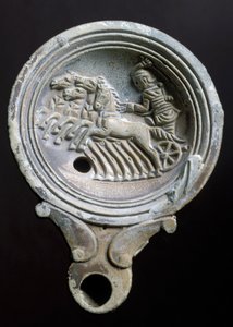 Olielampe forestillende en racervogn med fire heste (terracotta) af Roman Roman