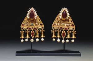 Et par øreringe, 2. - 3. århundrede e.Kr. (guld, perler, granat og glas) af Roman Roman