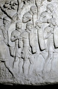 Romersk kunst: "" Romerske legionærer klar til kamp"" Form fra 1862, der gengiver basreliefferne af søjlen af Trajan (søjle Trajane) (Colonna Traiana) i Rom bygget under kejser Trajans regeringstid (53-117). Trajane-søjlen mindes sejren af Roman Roman