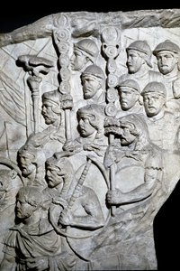 Romersk kunst: "" Warriors carrying Vexillum (romerske bannere)"" Form fra 1862, der gengiver basreliefferne af søjlen af Trajan (Trajane-søjlen) (Colonna Traiana) i Rom bygget under kejser Trajans regeringstid (53-117). Trajane-søjlen mindes v af Roman Roman