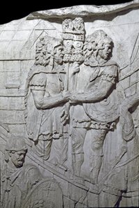 Romersk kunst: "" Krigere, der bærer den romerske ørn (Aquiliferes)"" Form fra 1862, der gengiver basreliefferne af søjlen af Trajan (søjle Trajane) (Colonna Traiana) i Rom bygget under kejser Trajans regeringstid (53-117) . Trajane-søjlen mindes af Roman Roman