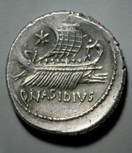 Romersk kunst: sølvmønt afbildet af en kabys udstyret med et system til at vælte fjendtlige skibe. Paris, B.N. Cabinet des Medailles af Roman Roman