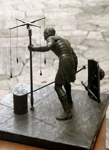 Romersk kunst: "" gromatikeren"" En landmåler (agrimeners) måler jorden ved hjælp af en groma (gruma). Bronze skulptur. Rom, Museum for romersk civilisation af Roman Roman