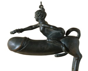 Sasamon Phallus. 1. årh. Dyr med bryst, ben og hale formet som en glans, monteret af en kvinde med laurbærkrans. Amulet mod det onde øje. Romersk kunst. Det tidlige imperium. Skulptur på bronze. SPANIEN. CATALONIA. BARCELONA. Barcelona. Cataloniens arkæolo af Roman Roman