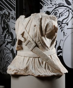 Skulpteret torso af en kavalerist (marmor) (se også 371177) af Roman Roman