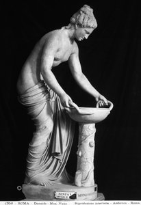 Statue, der forestiller en Danaide (marmor) af Roman Roman