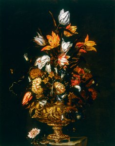 Metalvase med prægede blomster