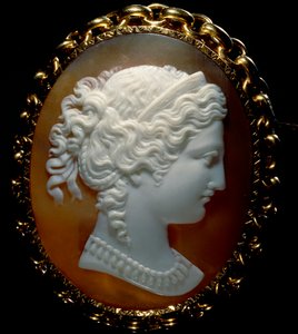 Portræt af en kvindelig profil; cameo på sardonice, sat i guld