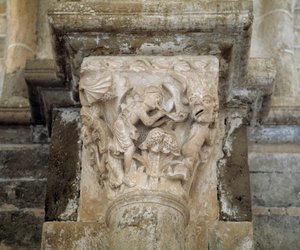 En musiker og en dæmon, der symboliserer liderlighed (udskåret hovedstad) af Romanesque
