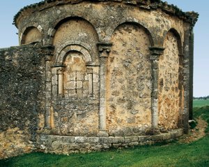 Apsis set udefra, Johannes Døberens Kirke. Michael (katolske sogn af St. Michael Ærkeenglen) i Valdenebro, Soria, Castilla y Leon, Spanien, slutningen af ​​det 12. - begyndelsen af ​​det 13. århundrede (foto) af Romanesque