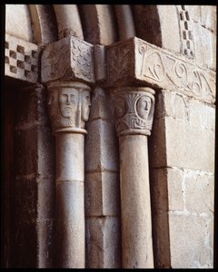 Kirkens hovedstæder af Romanesque