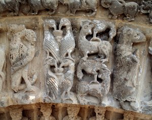 Detalje af skulpturer af sydportalen af Romanesque