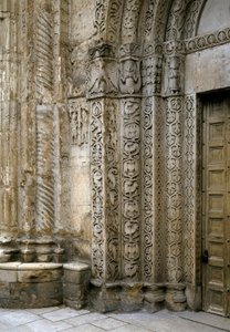 Detalje af facadens venstre side af basilikaens portal, tidligt i det 12. århundrede (fotografi) af Romanesque