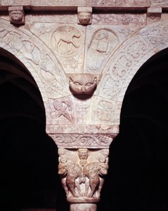Detalje af Guds lam og symbol på evangelisten Luke, udskåret på Priory-tribunen af Romanesque