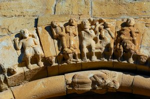 Facade af kirken Saint Maria de Covet, Isona, Spanien, detalje af Romanesque