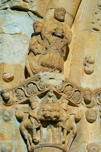 Facade af kirken Saint Maria de Covet, Isona, Spanien, detalje af en hovedstad af Romanesque