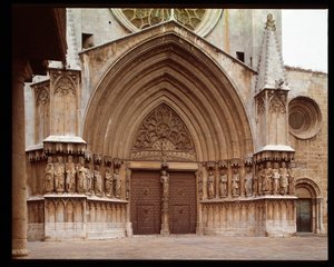 Gotisk kunst: detalje af den centrale portal til katedralen St. Thecle i Tarragona af Romanesque
