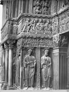 Venstre side af kirkens portal af Romanesque