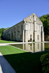 Romansk arkitektur: udvendig udsigt over smedjen til cistercienserklosteret Fontenay, Bourgogne, slutningen af det 12. århundrede (Abbey of Fontenay, Bourgogne, Frankrig: smedjen, slutningen af det 12. århundrede) af Romanesque