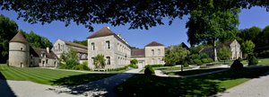 Romansk arkitektur: panoramaudsigt over cistercienserklosteret Fontenay, Bourgogne af Romanesque