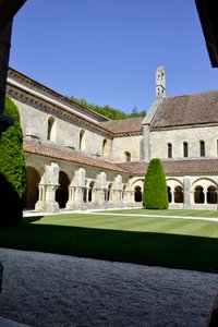 Romansk arkitektur: udsigt over klostret og bygningerne i cistercienserklosteret Fontenay, Bourgogne af Romanesque