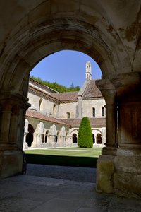 Romansk arkitektur: udsigt over klostret og bygningerne i cistercienserklosteret Fontenay, Bourgogne af Romanesque