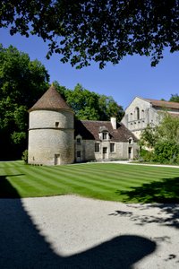 Romansk arkitektur: udsigt over dueslaget og kennelen i cistercienserklosteret Fontenay, Bourgogne af Romanesque