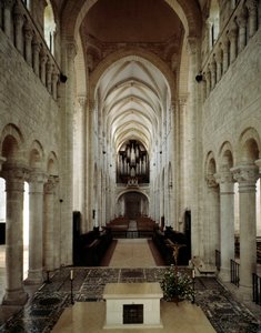 Romansk kunst: indre udsigt over basilikaen Saint Benoit sur Loire (Loiret), bygget mellem det 11. og 13. århundrede. af Romanesque
