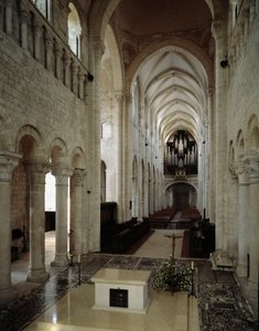 Romansk kunst: indre udsigt over basilikaen Saint Benoit sur Loire (Loiret), bygget mellem det 11. og 13. århundrede. af Romanesque