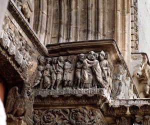 Judas kys, portalens frise af Romanesque