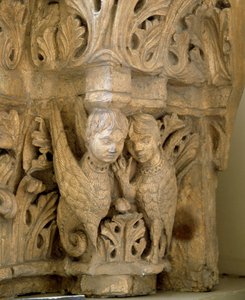 Top dekorerer sirener og fugle efter model af kirken Saint Loup de Naud (Seine og Marne) 1170. Paris, Museum of Monuments dansk af Romanesque