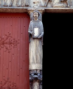 Udsigt over en skulptur på den centrale søjle af den centrale portal (1140-1200) af Romanesque