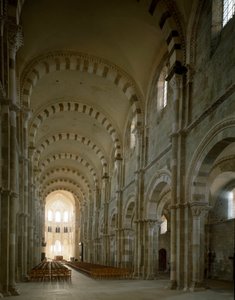Udsigt over det centrale skib i basilikaen Santa Maria Magdalene (Saint Mary Magdalene (1096-1106), Vezelay, Yonne af Romanesque