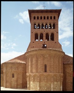 Udsigt over kirken med klokketårn af Romanesque