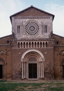 Udsigt over facaden af San Pietro-kirken (ca. 1250, restauree 1870) Tuscania, Italien (Facaden af St Peter-kirken (san Pietro), bygget omkring 1250 og restaureret i 1870, Tuscania, Italien) af Romanesque