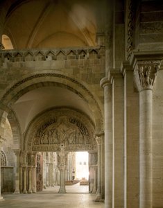 Udsigt over nartex og den centrale trommehinde, der repræsenterer apoternes mission. Basilica of Santa Maria Magdalene (Sainte Marie Madeleine (1096-1106), Vezelay, Yonne af Romanesque
