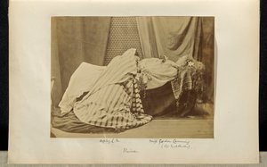 [Lady Middleton som "Elaine" og Sophy L.M. i Tableau Vivant fra "Idylls of the King"].