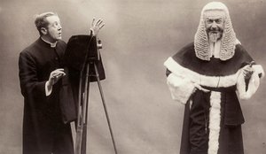 En mand i en cassock sigter objektivet på sit kamera mod en mand klædt som en pave af Rotary Photographic Co Ltd